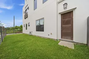 327 E 2nd St, Houston, TX 77007 - Photo 8