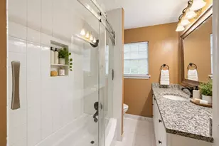 10922 Ivyridge Rd, Houston, TX 77043 - Photo 14