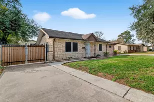 425 20th Ave N, Texas City, TX 77590 - Photo 2