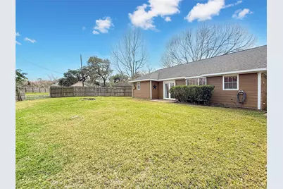 419 Narcissus Street, Lake Jackson, TX 77566 - Photo 2