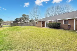 419 Narcissus St, Lake Jackson, TX 77566 - Photo 2