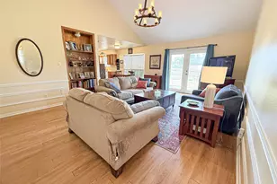 419 Narcissus St, Lake Jackson, TX 77566 - Photo 4