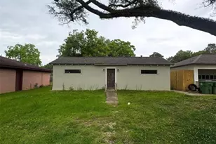 101 West St, Liberty, TX 77575 - Photo 1