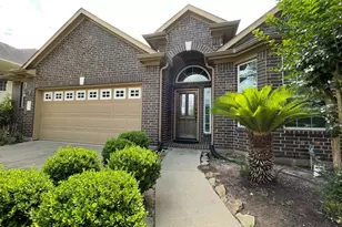 326 Trillium Dr, Sugar Land, TX 77479 - Photo 2