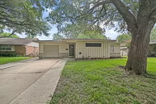 2017 Isla Dr, Pearland, TX 77581 - Photo 1
