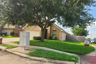 2 Signal Hill Dr, Manvel, TX 77578 - Photo 2