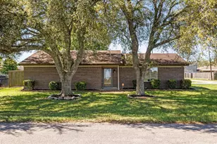 1706 Avenue A, Danbury, TX 77534 - Photo 2