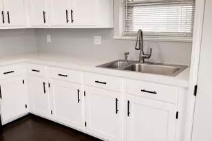 301 Travis St, Baytown, TX 77520 - Photo 18
