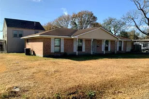301 Travis St, Baytown, TX 77520 - Photo 2