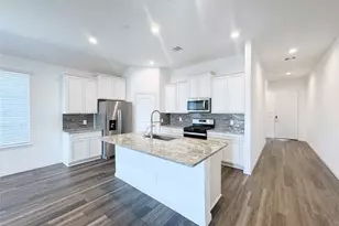 519 Newcomb Holw Dr, Conroe, TX 77304 - Photo 4