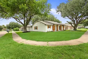 3208 Woodstone Dr, Baytown, TX 77521 - Photo 2