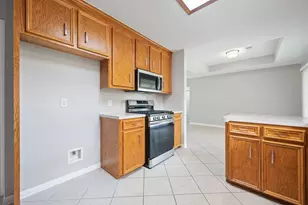 460 W Houston St, Highlands, TX 77562 - Photo 8