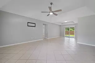 460 W Houston St, Highlands, TX 77562 - Photo 4