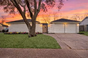 602 W Castle Harbour Dr, Friendswood, TX 77546 - Photo 1