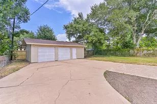 117 Dallas St, Angleton, TX 77515 - Photo 4