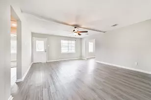 821 Robertson St, Clute, TX 77531 - Photo 4