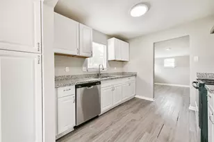 821 Robertson St, Clute, TX 77531 - Photo 6