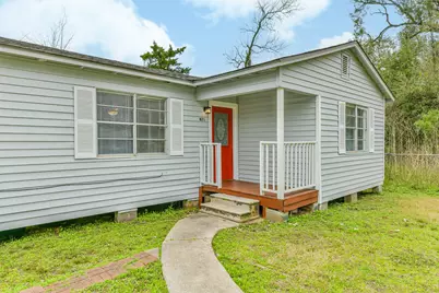 821 Robertson Street, Clute, TX 77531 - Photo 2