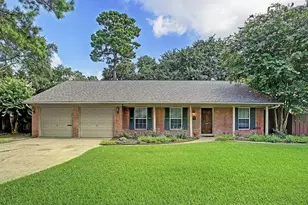10302 Oak Point Dr, Houston, TX 77043 - Photo 2