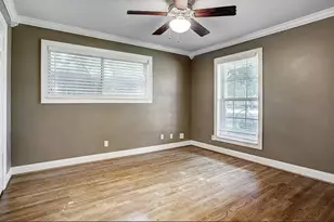 10302 Oak Point Dr, Houston, TX 77043 - Photo 14