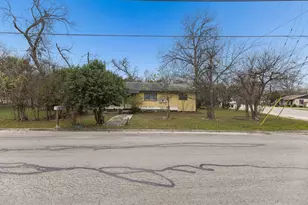 220 S Live Oak Ave, New Braunfels, TX 78130 - Photo 4