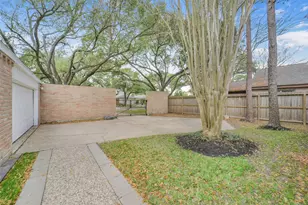 1823 Cherry Bend Dr, Houston, TX 77077 - Photo 14