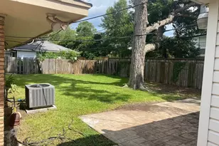 8913 Bace Dr, Houston, TX 77055 - Photo 10