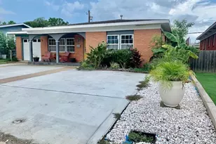 1114 Bayou Cir, Galveston, TX 77551 - Photo 1