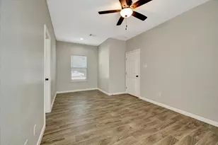 904 W Sealy St, Alvin, TX 77511 - Photo 14