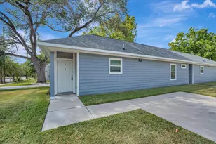 904 W Sealy St, Alvin, TX 77511 - Photo 2