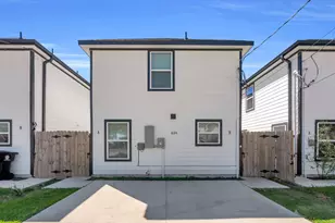 8124 Sterlingshire St, Houston, TX 77078 - Photo 2