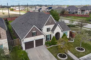 131 Crown Est Wy, Sugar Land, TX 77498 - Photo 2