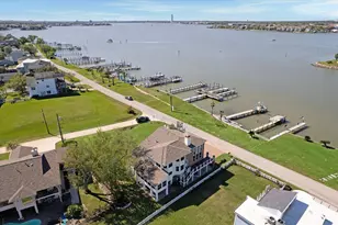 807 N Shore Dr, Kemah, TX 77565 - Photo 2