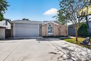 6323 Dawnridge Dr, Houston, TX 77035 - Photo 2