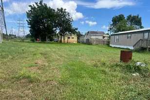 000 Pine St, Baytown, TX 77520 - Photo 1