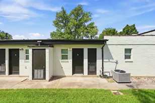 1919 20th St, Huntsville, TX 77340 - Photo 2