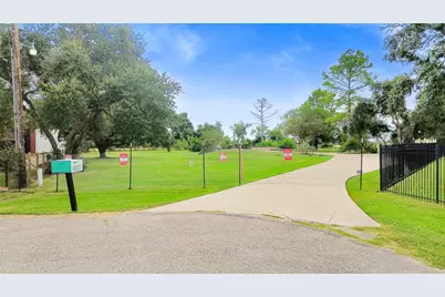 4003 Country Trails Street, Alvin, TX 77511 - Photo 4