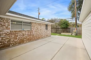 2310 Walnut Bend Ln, Houston, TX 77042 - Photo 26