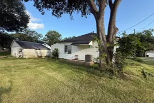 2213 Matthews St, Bay City, TX 77414 - Photo 2