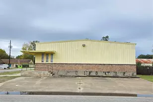 1616 Avenue F, Bay City, TX 77414 - Photo 4