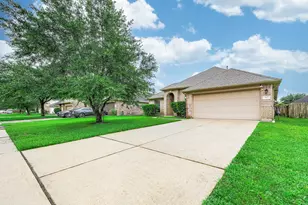 927 Hannah Falls Ln, Fresno, TX 77545 - Photo 2