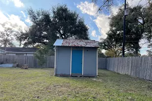 300 Hargett St, Clute, TX 77531 - Photo 36