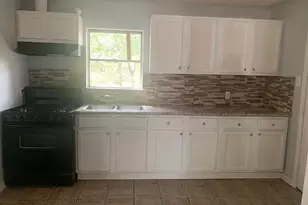 5818 Westover St, Houston, TX 77033 - Photo 4