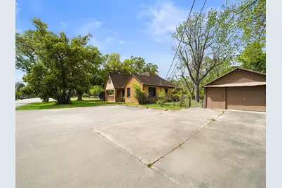 229 E Cedar Street, Angleton, TX 77515 - Photo 18
