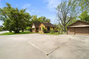 229 E Cedar St, Angleton, TX 77515 - Photo 18