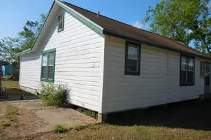 628 Austin St W, Matagorda, TX 77457 - Photo 6