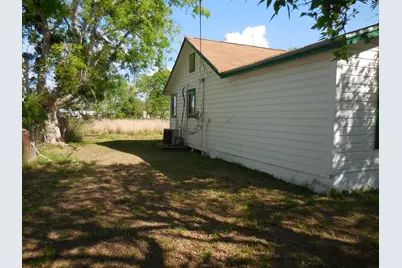 628 Austin Street W, Matagorda, TX 77457 - Photo 4