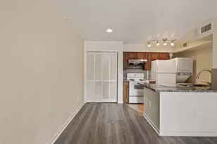 2110 Wilcrest Dr, Houston, TX 77042 - Photo 10
