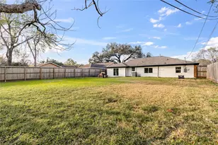 5023 Redstart St, Houston, TX 77035 - Photo 32