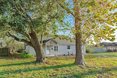 711 W Kyle Road, Clute, TX 77531 - Photo 2